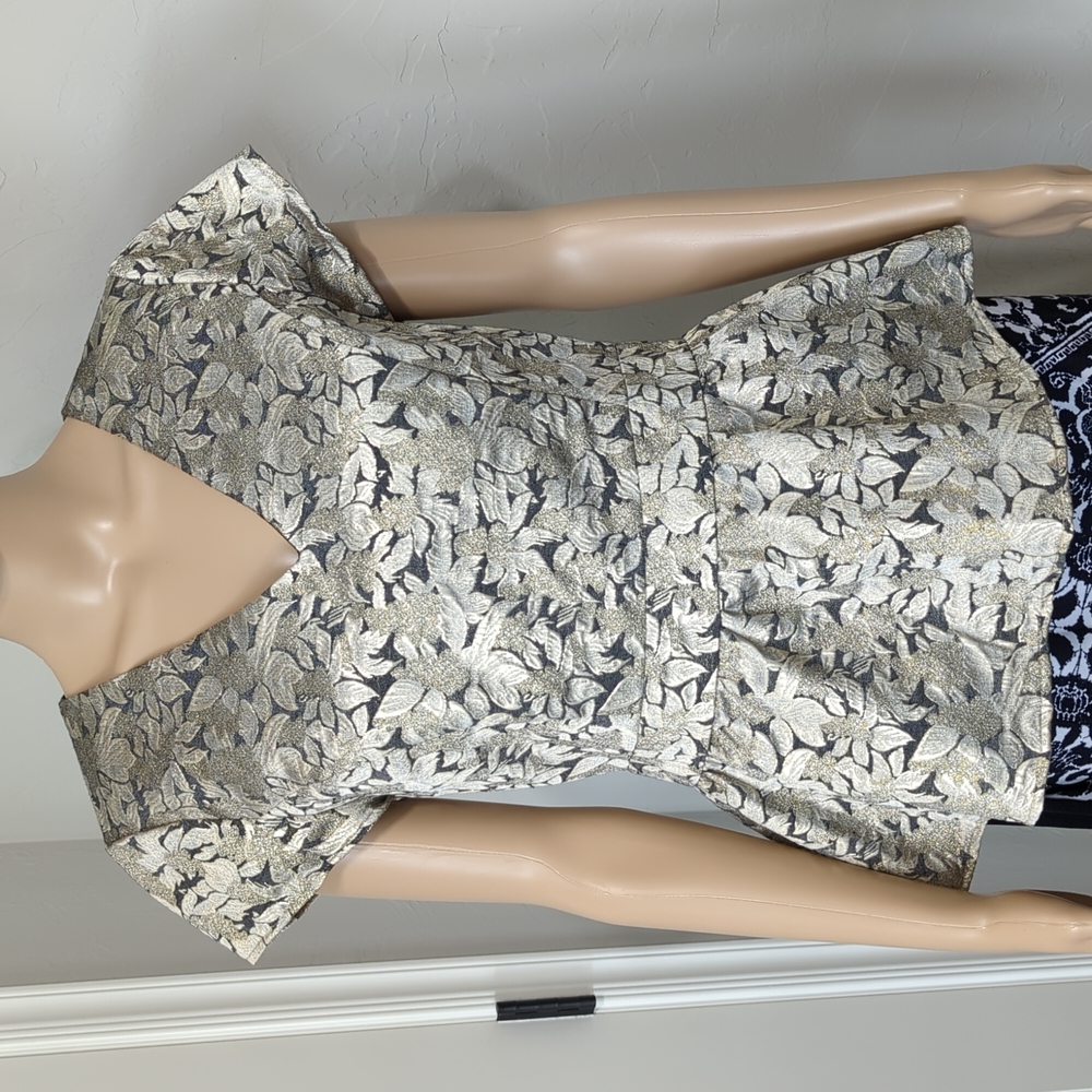 Skies Are Blue Metallic Silver Gold Floral Brocade Peplum Top V-Neck Size M